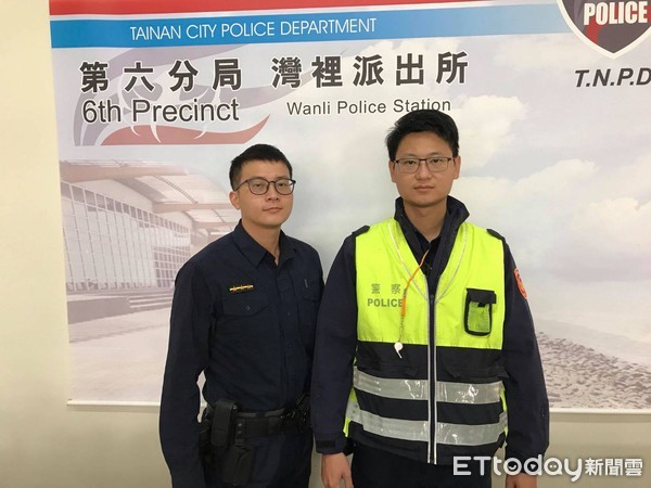 ▲市警六分局灣裡所警員吳豐杰、盧奕竹，啟動蘋果手機內建人工智慧助理軟體「Siri」，聯繫失主前來灣裡派出所領取手機。 （圖／記者林悅翻攝，下同）