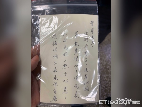 ▲▼   民眾與親友排隊湊100個口罩捐給小港警察        。（圖／記者翁進忠攝）