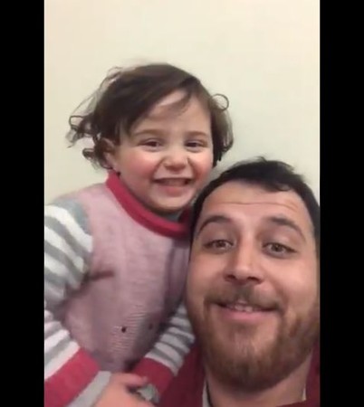 ▲敘利亞小女孩的爸爸，教女兒用笑聲對抗空襲爆炸。（圖／翻攝自推特）