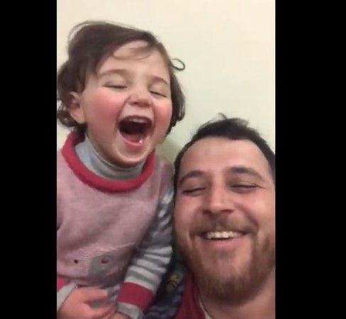 ▲敘利亞小女孩的爸爸，教女兒用笑聲對抗空襲爆炸。（圖／翻攝自推特）