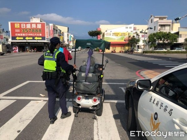 ▲▼女警熱心助推，旁邊巡邏車負責維護安全返家，畫面被路人拍下，大讚員警人美心更美。圖／記者王兆麟攝）