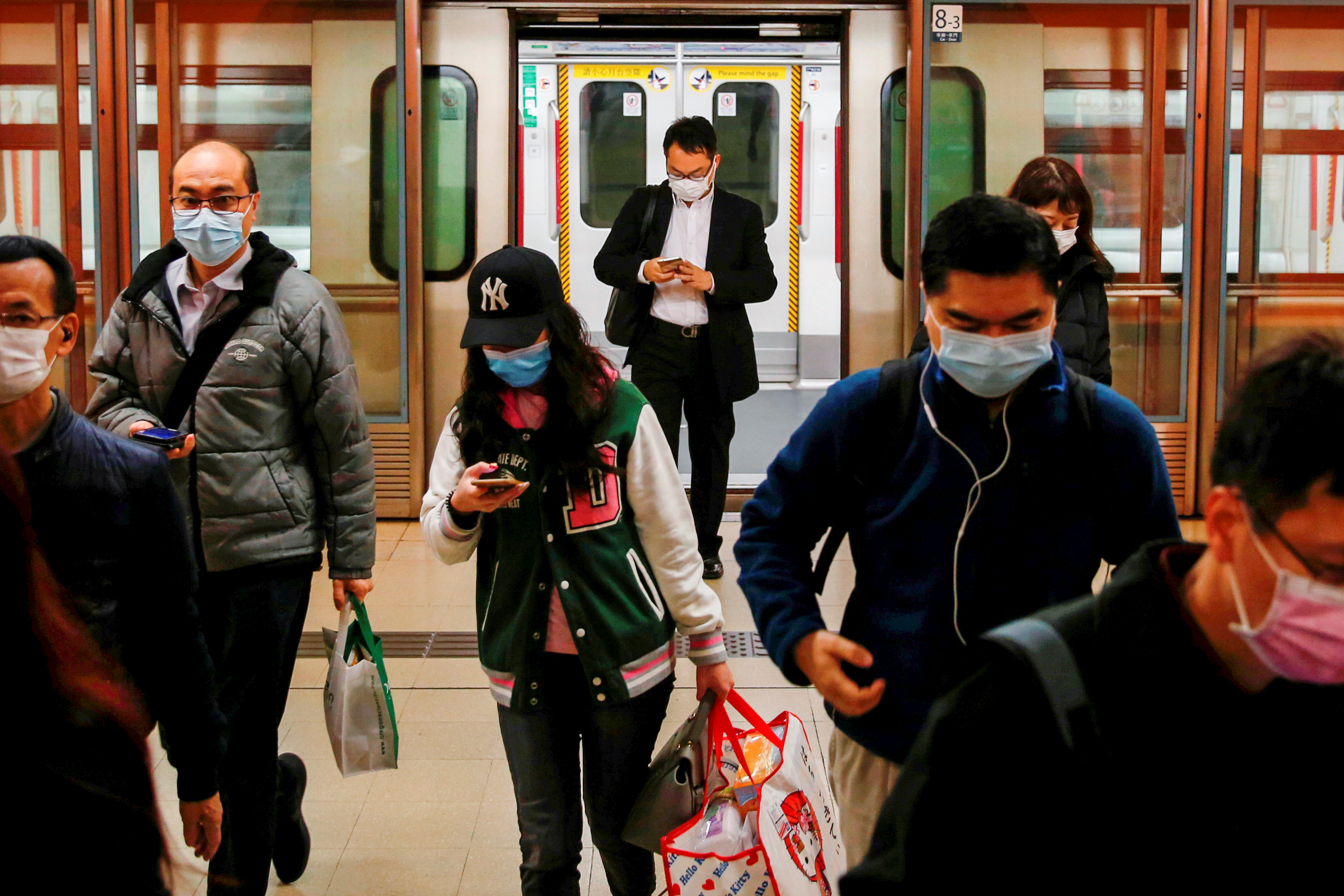 ▲▼香港民眾通勤時戴著口罩。（圖／路透）
