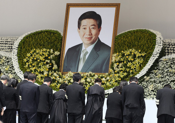 ▲▼南韓前總統盧武炫墜崖死亡，家屬在遺照前行禮。（圖／達志影像／美聯社）