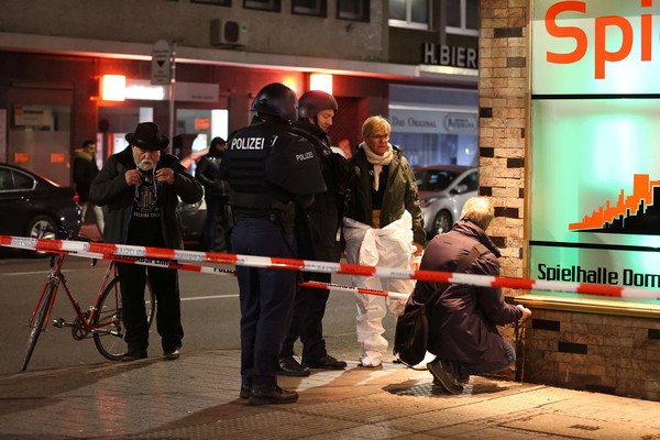 ▲▼更新／德國水煙酒吧驚爆2槍擊案！　「8死5傷」槍手躺死家中伴1屍 。（圖／路透）