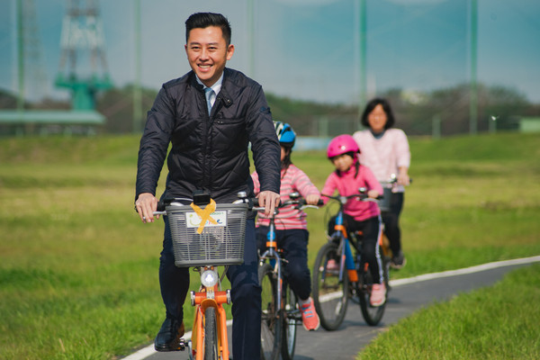 ▲新竹市長林智堅騎著YouBike體驗全新的自行車道。（圖／新竹市政府提供）