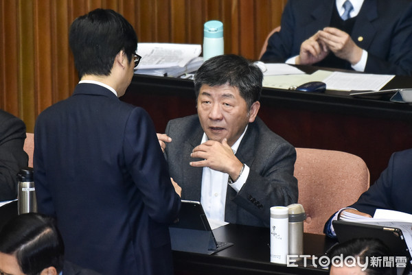 ▲▼立法院新會期開議，衛福部長陳時中與行政院副院長陳其邁討論疫情最新發展。（圖／記者李毓康攝）