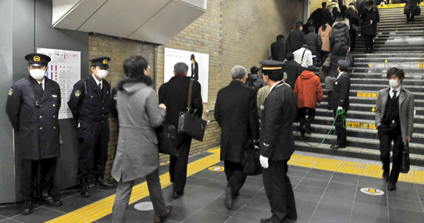 東京地鐵每天人來人往，人潮眾多是日常，但東京對新冠肺炎防疫態度消極，已經引發民間抱怨聲音。（圖／報系資料照片）