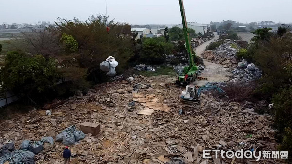 ▲台南環團質疑台南市安南區農地、魚塭遭廢棄物非法掩埋或燃燒案，台南市政府依法查處送辦及告發。（圖／記者林悅翻攝，下同）