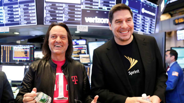 ▲▼T-Mobile執行長John Legere和Sprint執行長Marcelo Claure在紐約證券交易所合照。（圖／路透社）