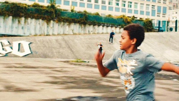 取材真實事件的《悲慘世界》，以非裔少年為躲避警察緝捕而遭到電死做引子，掀開法國種種社會問題。（海鵬提供）