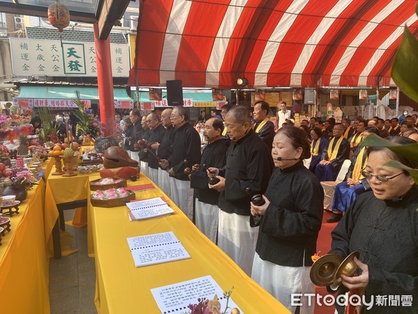 ▲台南市中西區首廟天壇（天公廟）舉辦「新冠肺炎消災祈禳大法會」，台南市長黃偉哲親自到場擔任主祭官，祈求遏止消弭新冠肺炎之疫情及祈福國泰民安。（圖／記者林悅攝，下同））