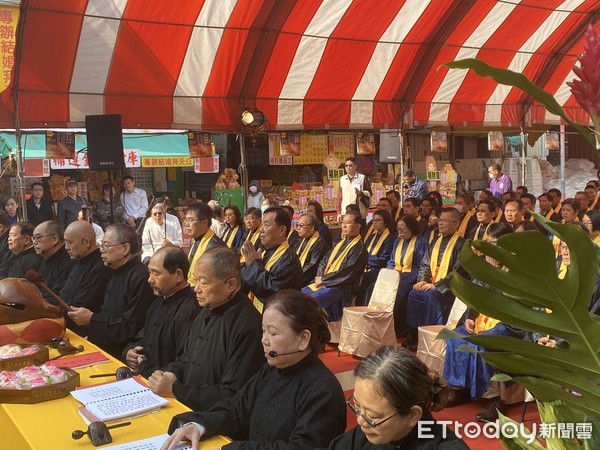 ▲台南市中西區首廟天壇（天公廟）舉辦「新冠肺炎消災祈禳大法會」，台南市長黃偉哲親自到場擔任主祭官，祈求遏止消弭新冠肺炎之疫情及祈福國泰民安。（圖／記者林悅攝，下同））