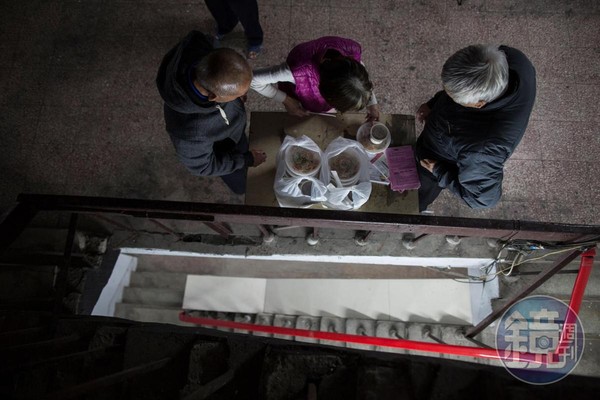 弱勢和老屋逐漸生長出特殊的社區關係，有些二房東還會身兼照料房客、跑腿買食物的工作。