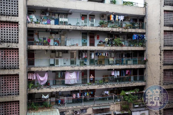 舊城區裡都市更新的腳步雖慢，卻止不住翻新的浪潮，窩居在老屋裡的房客，未來恐怕也將面臨更新下的驅逐。