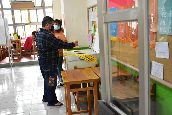 ▲投票前先「嗶一下」　竹東鎮長補選…量完體溫才能投票。（圖／記者陳凱力翻攝）