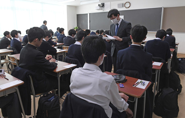 ▲日本東京的國中生在東京都日比谷高中接受升學考試。（圖／達志影像／美聯社）