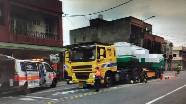 影 九旬翁過馬路 看不到他 油罐車司機碰撞後送醫不治 Ettoday社會新聞 Ettoday新聞雲