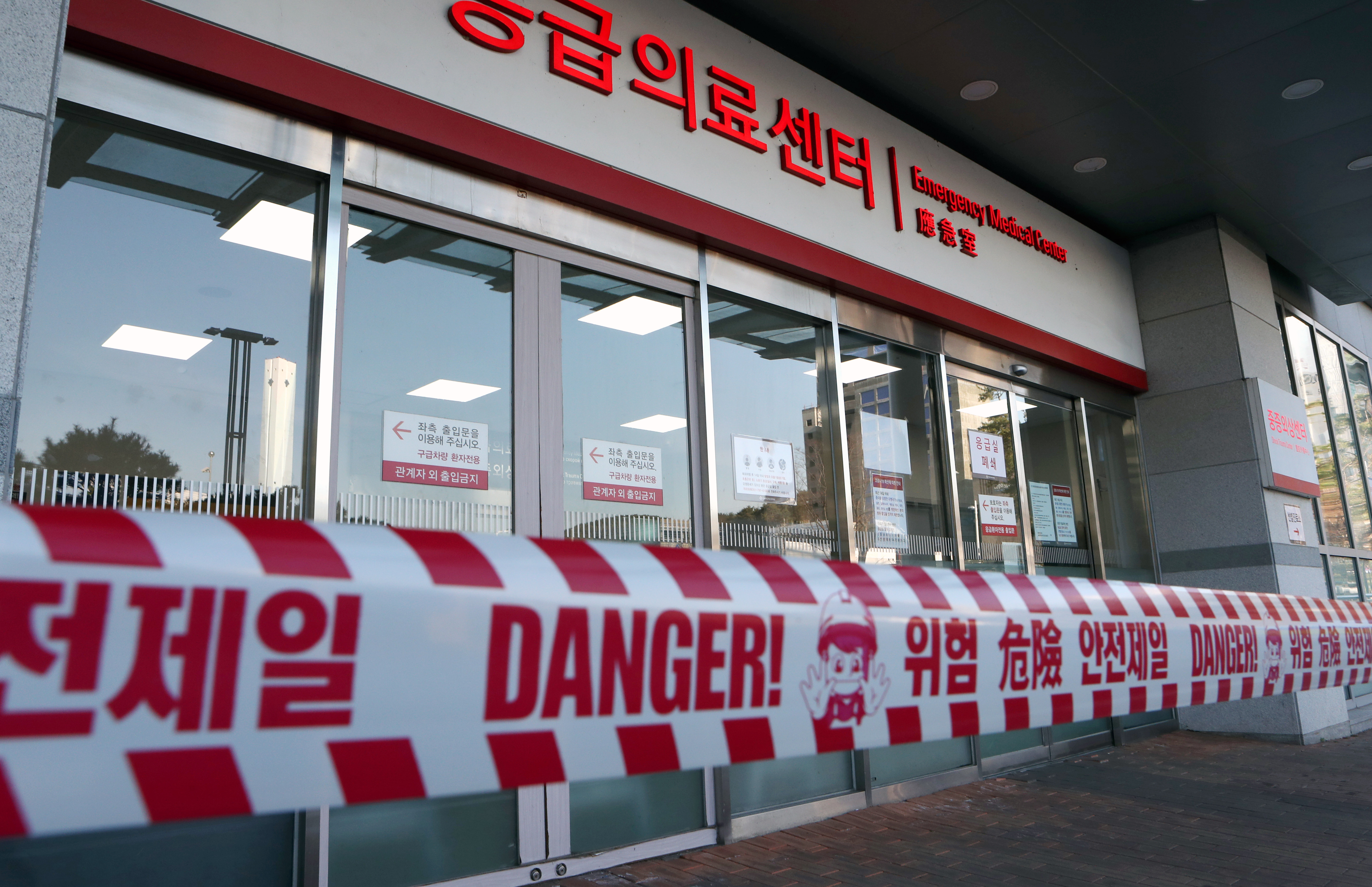 ▲▼ 南韓釜山一家醫院因出現確診患者封鎖急診室。（圖／達志影像）