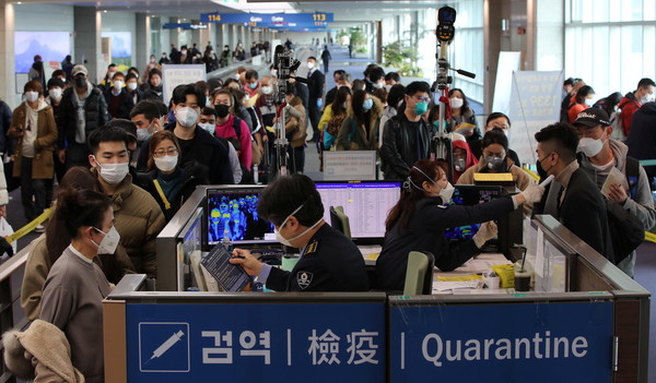▲▼大批中國遊客戴著口罩，準備從南韓人川機場入境（圖／路透社）