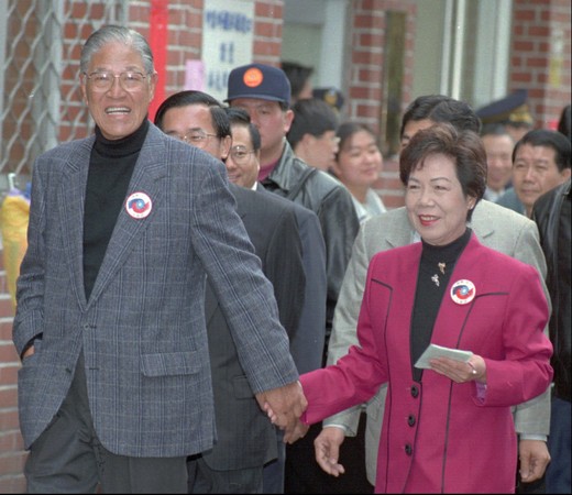 ▲▼台灣首次總統選舉，前總統李登輝與妻子曾文惠在1996年3月23日手牽手到達投票站。（圖／達志影像／美聯社）