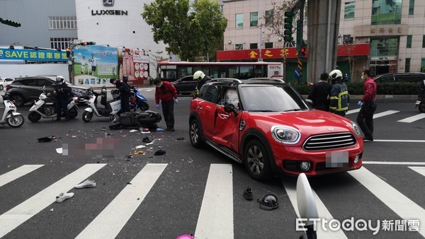 ▲▼23日下午台北市內湖路一段發生一起嚴重車禍             。（圖／記者黃彥傑攝）