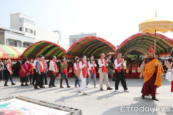 ▲台南市長黃偉哲出席凌霄寶殿武龍宮舉辦「大台南消災祈安護國大法會」，祈求疫情早日消除。（圖／記者林悅翻攝，下同）