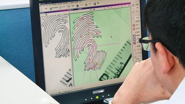 警方透過最新的指紋庫，比對19年前的血指紋，查出凶手身分。（東森新聞提供）