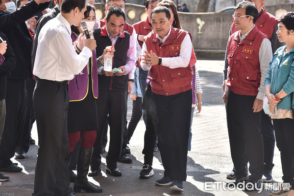 ▲▼高中以下各級學校開學在即,新北市長侯友宜視察校園防疫演練。（圖／記者李毓康攝）