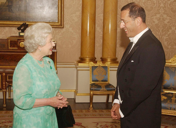 ▲英國女王伊莉莎白二世（左）與以色列駐華大使何澤偉（Zvi Heifetz）。（圖／達志影像／美聯社）