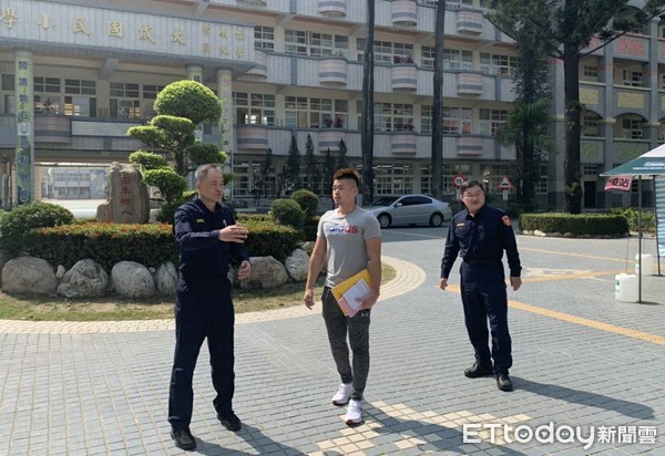 ▲台南市善化警分局長方國璽率員到各校，與校方溝通護童與防疫措施。（圖／記者林悅翻攝，下同）