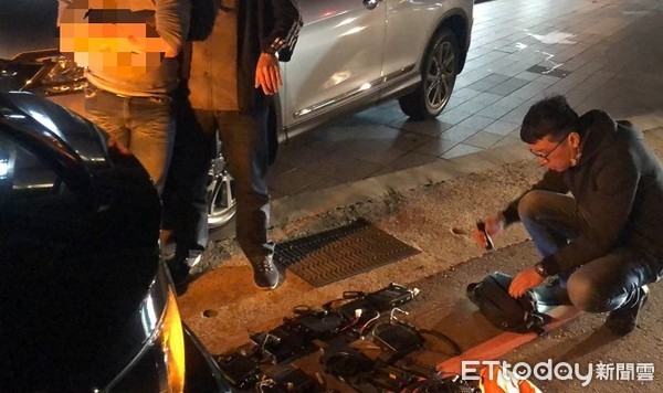 ▲曾男所駕後車廂藏有無線電機台及犯案工具。（圖／八德警分局提供）