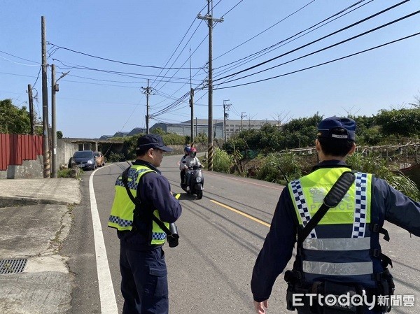 ▲員警在車流量大及易肇事路段，加強取締交通違規。。（圖／大園警分局提供）