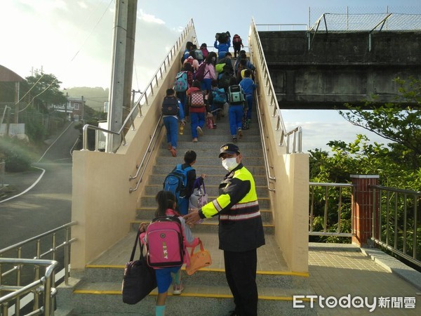 ▲開學日防疫，屏東縣枋寮警分局派出員警在各主要路口及校園四周規畫交通勤務，讓民眾超有感             。（圖／記者陳崑福翻攝）