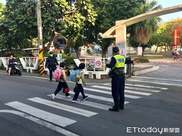 ▲開學日防疫，屏東縣枋寮警分局派出員警在各主要路口及校園四周規畫交通勤務，讓民眾超有感             。（圖／記者陳崑福翻攝）