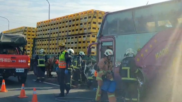 ▲▼台中中彰快速道路車禍，白色轎車被包夾成鐵餅。（圖／翻攝臉書社團「彰化踢爆網」）