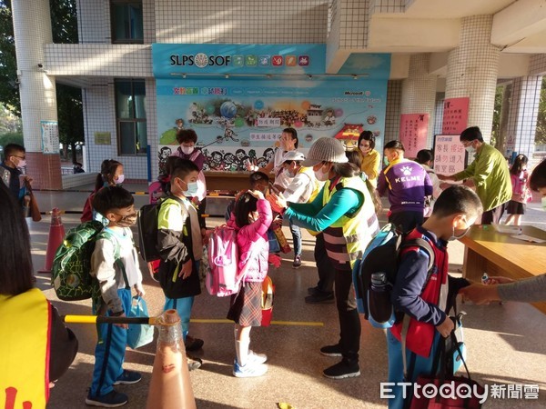 ▲台南市警一、三、五分局警方開學日一早進行護童防疫專案，守護學童安全。（圖／記者林悅翻攝，下同）
