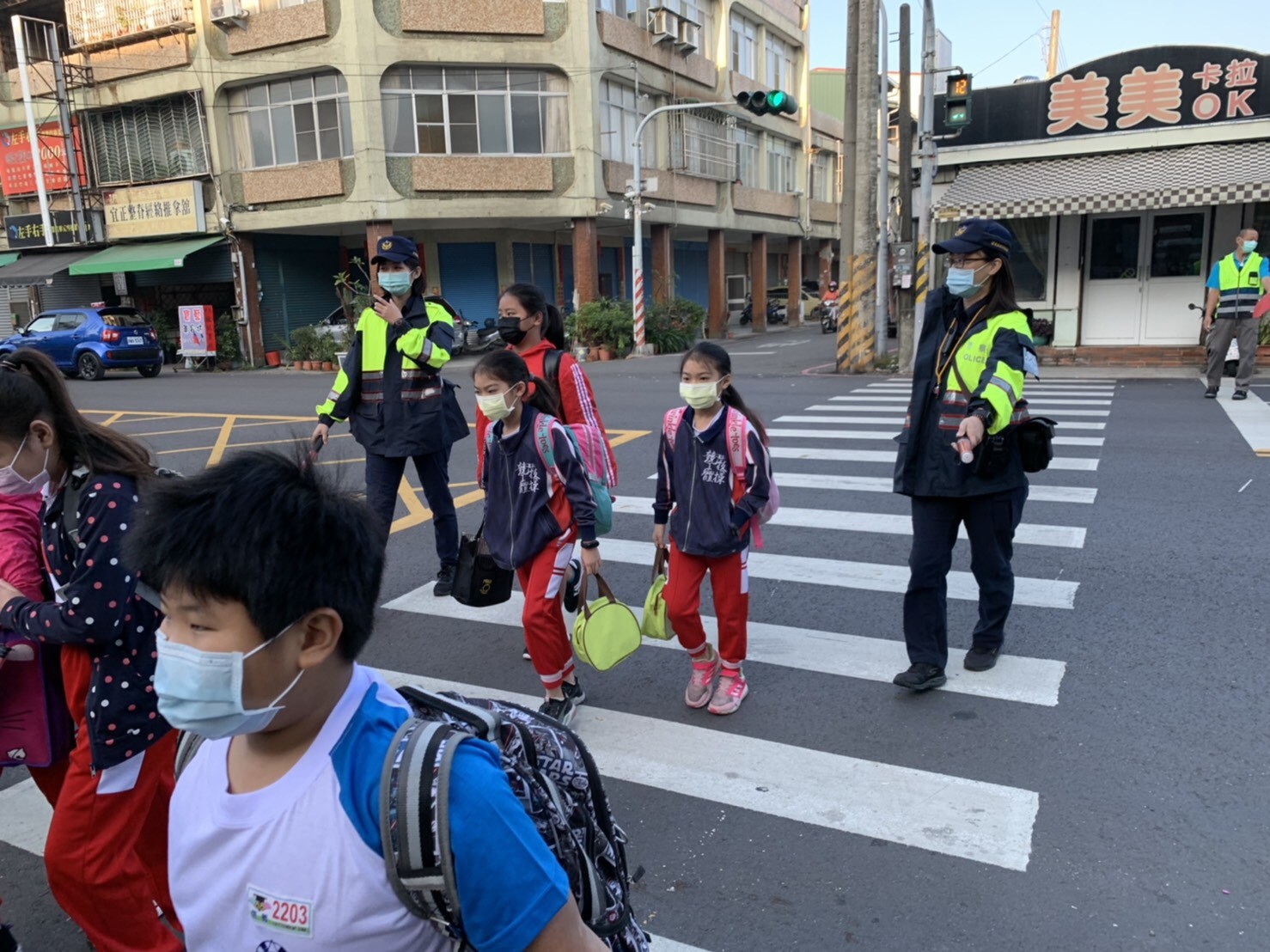 ▲開學日，屏東縣警局投入大批員警及心工執行「護童專案」及防疫勤務，讓家長及學校感到窩心            。（圖／記者陳崑福翻攝）