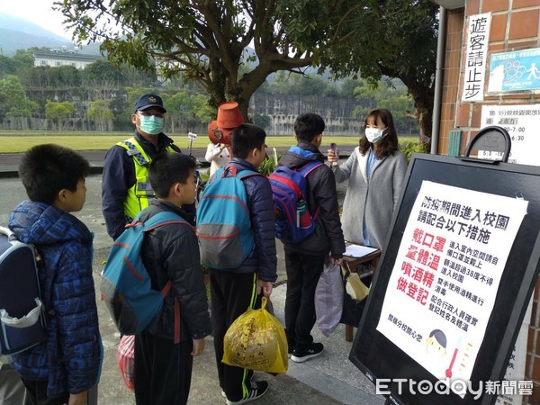 ▲台南市國中小學開學日，善化、歸仁、白河、新化分局警方護童一起來。（圖／記者林悅翻攝，下同）