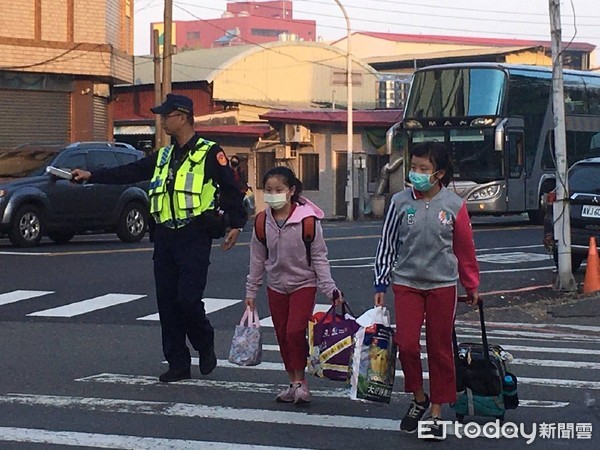 ▲台南市國中小學開學日，善化、歸仁、白河、新化分局警方護童一起來。（圖／記者林悅翻攝，下同）