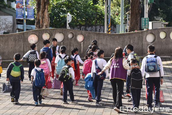 ▲▼小朋友,小孩,兒童,學童,學生,上學,放學,開學,小學生,同儕,路隊,教育。（圖／記者李毓康攝）