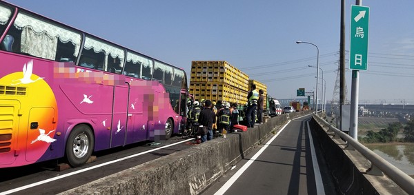 ▲▼台中烏日交流道車禍，一轎車遭聯結車遊覽車夾擊。（圖／民眾提供）