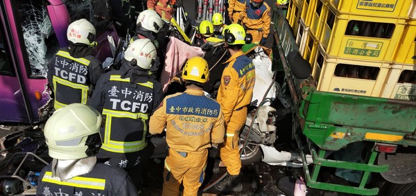 ▲▼台中烏日交流道車禍，一轎車遭聯結車遊覽車夾擊。（圖／民眾提供）