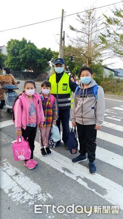 ▲開學防疫大作戰，台南市警新營、學甲、麻豆、玉井等分局及婦幼警察隊動起來，一起來護童。（圖／記者林悅翻攝，下同）