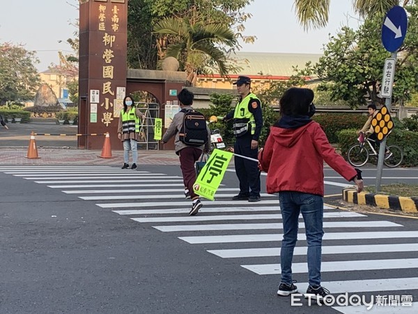 ▲開學防疫大作戰，台南市警新營、學甲、麻豆、玉井等分局及婦幼警察隊動起來，一起來護童。（圖／記者林悅翻攝，下同）