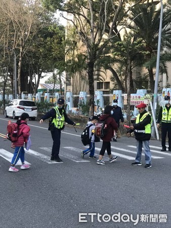 ▲開學防疫大作戰，台南市警新營、學甲、麻豆、玉井等分局及婦幼警察隊動起來，一起來護童。（圖／記者林悅翻攝，下同）