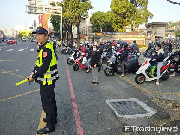 ▲開學防疫大作戰，台南市警新營、學甲、麻豆、玉井等分局及婦幼警察隊動起來，一起來護童。（圖／記者林悅翻攝，下同）