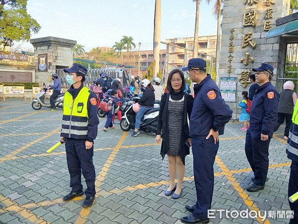 ▲開學防疫大作戰，台南市警新營、學甲、麻豆、玉井等分局及婦幼警察隊動起來，一起來護童。（圖／記者林悅翻攝，下同）