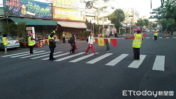 ▲開學日，屏東縣警局投入大批員警及心工執行「護童專案」及防疫勤務，讓家長及學校感到窩心            。（圖／記者陳崑福翻攝）