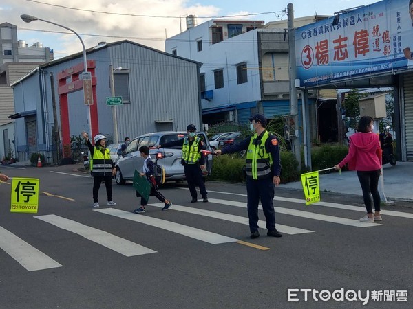 ▲開學日，屏東縣警局投入大批員警及心工執行「護童專案」及防疫勤務，讓家長及學校感到窩心            。（圖／記者陳崑福翻攝）