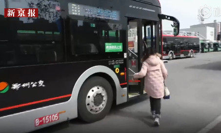 ▲▼10歲女孩每天給公車司機父母送飯。（圖／翻攝自《新京報我們視頻》）